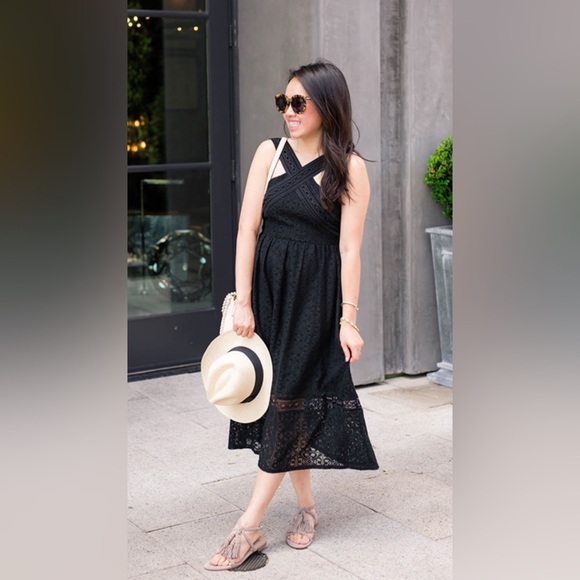 Stylish Black Dress with Lace Detail - Picture 2 of 16